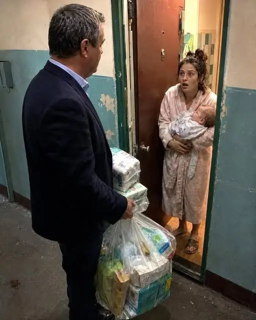 She Texted A Billionaire By Mistake To Borrow $50 For Baby Formula—He Showe Up At Midnight