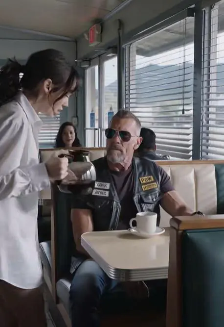 Biker Gang Leader Noticed the Waitress’s Bruises — What He Did Next Fearlessly Shocked the Town