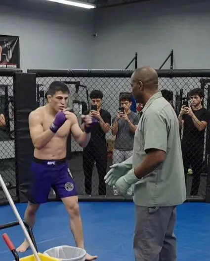 A Rich Kid Challenged the Quiet Janitor to Spar — Then the Janitor Took Off His Work Shirt and Stepped Into the Cage