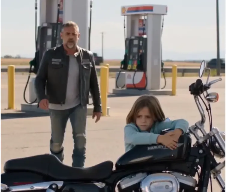 The Girl Who Wouldn't Leave the Motorcycle — What He Found Beneath the Tank Rewrote Twenty-Five Years of His Life