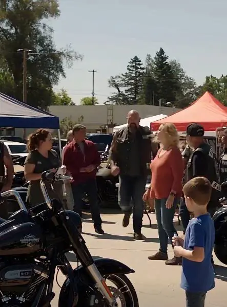 The Boy Who Drew on the Biker’s Harley Had No Idea His Father Had Been There Before. What the Paint Revealed Years Later Changed the Meaning of the Ride Forever003