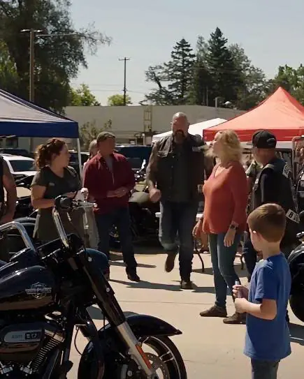 The Boy Who Drew on the Biker’s Harley Had No Idea His Father Had Been There Before. What the Paint Revealed Years Later Changed the Meaning of the Ride Forever003