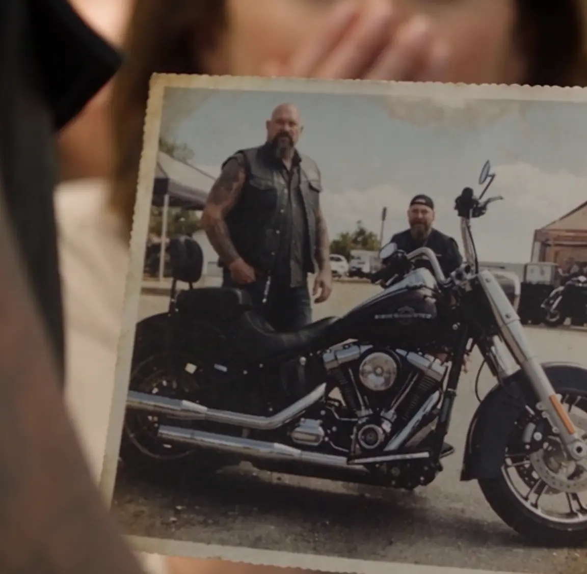 The Boy Who Drew on the Biker’s Harley Had No Idea His Father Had Been There Before. What the Paint Revealed Years Later Changed the Meaning of the Ride Forever003